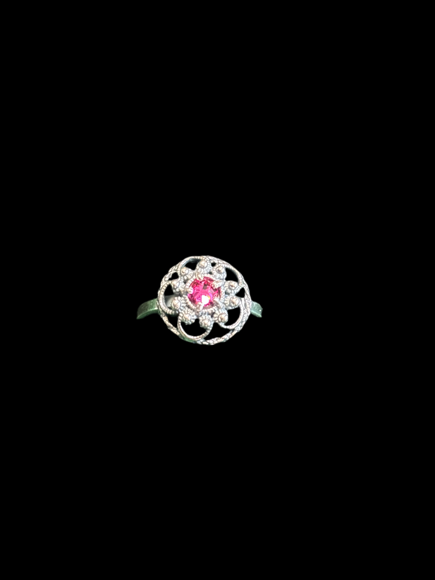 Ring i oksidert sølv og med rosa sten