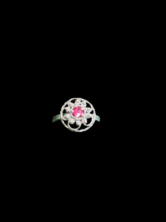 Ring i oksidert sølv og med rosa sten