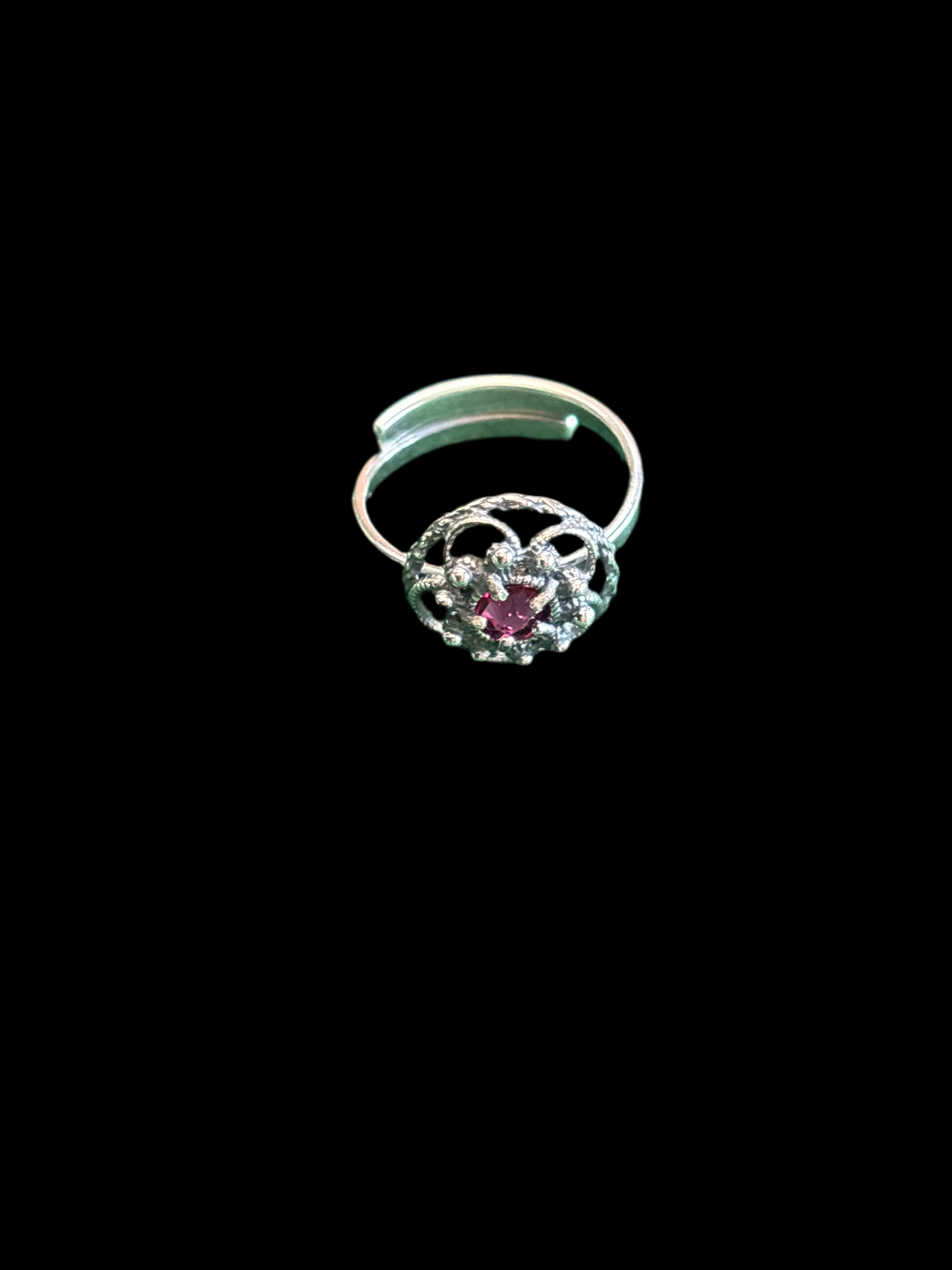 Ring i oksidert sølv og med rosa sten