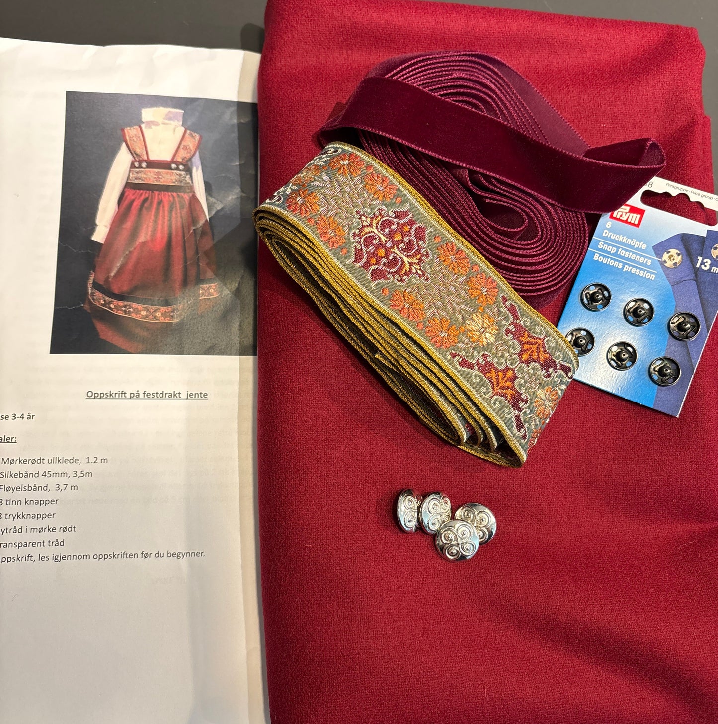 Materialpakke, festdrakt jente 3-4 år